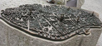 Bronzemodell der Altstadt von Lübeck mit beschriftung in Blindenschrift